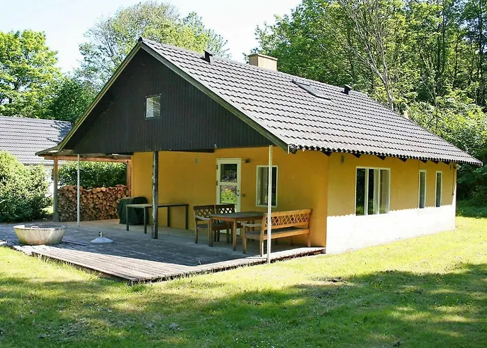 6 Person In Aakirkeby-by Traum