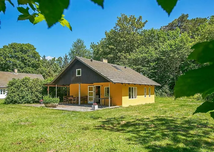 6 Person In Aakirkeby-by Traum * Åkirkeby